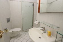 Badezimmer II + Kaarst-Vorst + m�bliertes Bungalow + ca. 120 m� Wohnfl�che + 2 B�der + Garten + 3 Schlafzimmer +