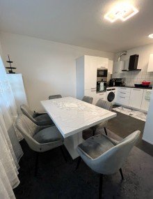Esszimmer/K�che + D�sseldorf-Holthausen + ca. 53 m� + 1. OG +  2-Zimmerwohnung + Balkon +  Stellplatz +