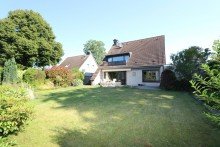 R�ckansicht + Holzb�ttgen + freist. Einfamilienhaus + Bj. 1973 + ca. 135 m� Wohnfl�che + ca. 833 m� Grundst�ck +