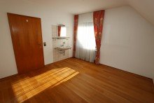 Schlafzimmer III + Holzb�ttgen + freist. Einfamilienhaus + Bj. 1973 + ca. 135 m� Wohnfl�che + ca. 833 m� Grundst�ck +