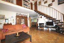 Wohnzimmer mit Galerie + Kaarst + Doppelhaush�lfte + Baujahr 1969+ ca. 107 m� Wohnfl�che + ca. 447 m� Grundst�ck + Garage +