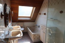 Badezimmer + B�ttgen + Einfamilienhaus + Baujahr 1975 + ca. 423 m� Grundst�ck + ca. 131 m� Wohnfl�che + Garage +