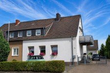 Hauptbild + Kaarst + 2,5-Zimmer-Wohnung in 2-Familien-Haus + ca. 73 m� Wohnfl�che + Balkon + Stellplatz +