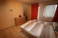 Schlafzimmer Wohnung II + Vorst + 2-Familienhaus + 1986 + 714 m� Grundst�ck + ca. 204 m� Wohnfl�che + Garage + Carport +
