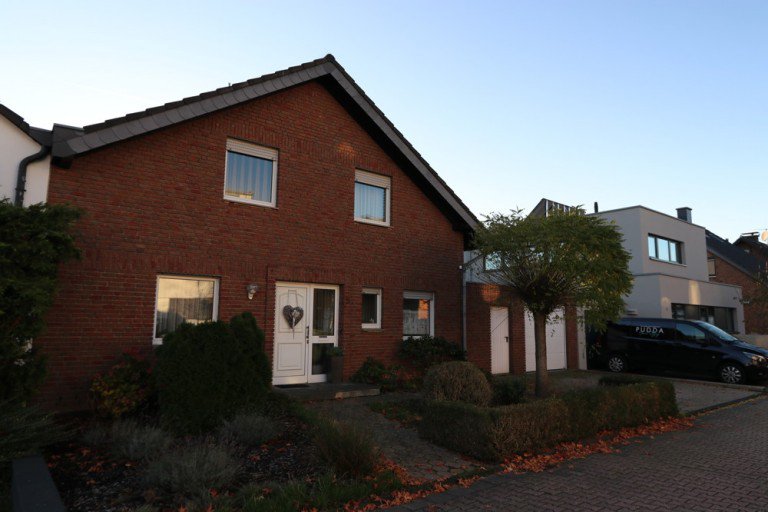 Aussenansicht Kaarst Doppelhaush�lfte + Holzb�ttgen + Doppelhaush�lfe + 116 m� Wohnfl�che + 459 m� Grundst�ck + 3 Schlafzimmer + 1989 +