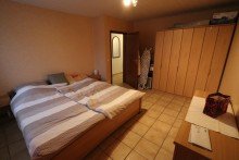 Schlafzimmer Wohnung II + Vorst + 2-Familienhaus + 1986 + 714 m� Grundst�ck + ca. 204 m� Wohnfl�che + Garage + Carport +