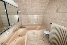 Badezimmer + Holzb�ttgen + freist. Einfamilienhaus + Bj. 1973 + ca. 135 m� Wohnfl�che + ca. 833 m� Grundst�ck +