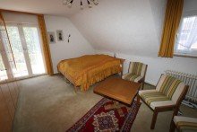Schlafzimmer I - Obergeschoss + Holzb�ttgen + Einfamilienhaus + Bj. 1955 + ca. 500 m� Grundst�ck + ca. 130 m� Wohnfl�che + Garage +