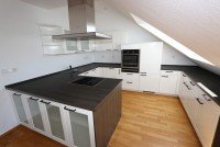 Bild (98f531dace3056de6576190c17238038): + Kaarst-Vorst + 3-Zimmer-Dachgeschosswohnung + ca. 80 m� + Balkon + Einbauk�che + Aufzug + TG +