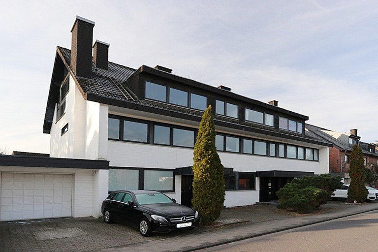 Hausansicht Kaarst Etagenwohnung + Kaarst + Split-Level-Wohnung auf 4 Ebenen mit Dachterrasse + ca. 123 m� Wohnfl. + 2 Schlafzimmer