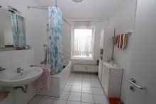Badezimmer + KAARST - ZENTRUM + BALKON + 2-ZIMMERWOHNUNG + ca. 71 m� +