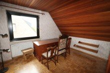 Ankleidezimmer / Spielzimmer + B�ttgen + Einfamilienhaus + Baujahr 1975 + ca. 423 m� Grundst�ck + ca. 131 m� Wohnfl�che + Garage +