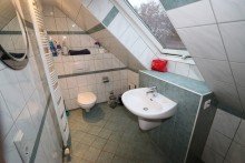 Badezimmer DG Wohnung II + Vorst + 2-Familienhaus + 1986 + 714 m� Grundst�ck + ca. 204 m� Wohnfl�che + Garage + Carport +