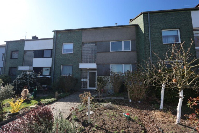 Hausansicht Kaarst Mehrfamilienhaus + Kaarst + vermietetes 6-Parteien-Haus + Baujahr 1968 + insgesamt ca. 312 m� Wohnfl�che + Garage +