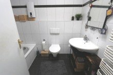 Badezimmer I (Schlafbereich) + Kaarst - Zentrum + Bungalow + Bj. 1973 + ca. 119 m� Wohnfl�che + ca. 321 m� Grundst�ck + Garage +