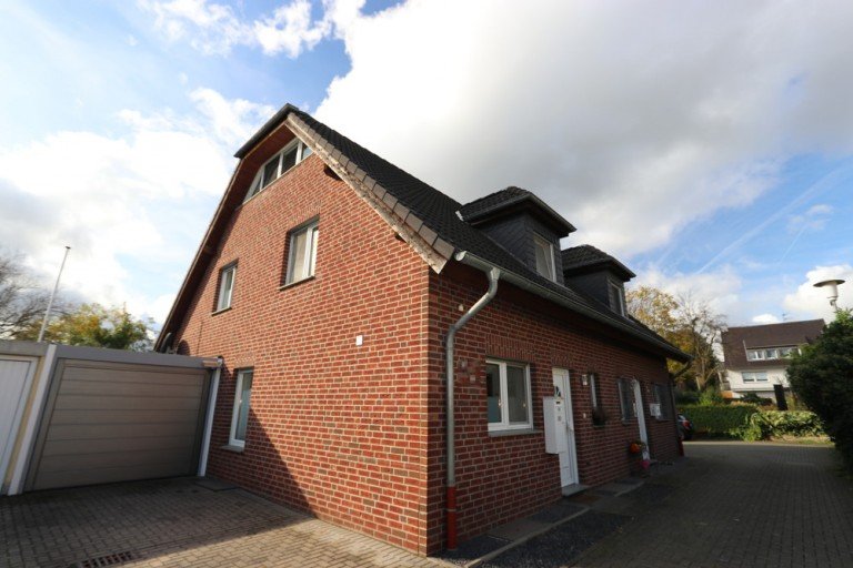 Aussenansicht Kaarst Doppelhaush�lfte + Kaarst + DHH + Bj. 2003 + 111 m� Wohnfl�che + 222 m� Grundst�ck + Garage +