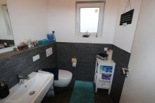 G�ste WC + Kaarst + Doppelhaush�lfte + Bj 2017 + ca. 135 m� + 3 Schlafzimmer + K�che kann �bernommen werden +