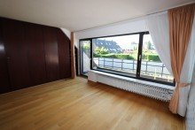 Schlafzimmer I + Holzb�ttgen + freist. Einfamilienhaus + Bj. 1973 + ca. 135 m� Wohnfl�che + ca. 833 m� Grundst�ck +