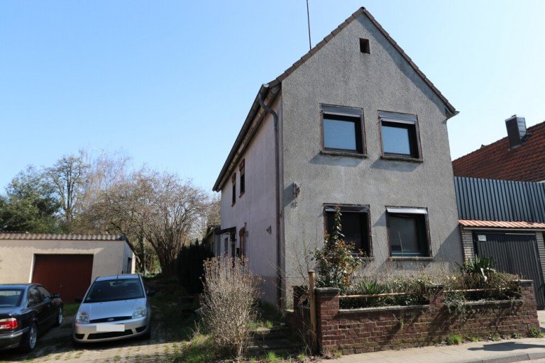 Hausansicht J�chen / Neuenhoven Einfamilienhaus + J�chen + EFH + sanierungsbed�rftig + Bj. 1951 + ca. 857 m� Grundst�ck. + ca. 125 m� Wohnfl�che +
