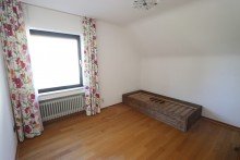 Schlafzimmer II + Holzb�ttgen + freist. Einfamilienhaus + Bj. 1973 + ca. 135 m� Wohnfl�che + ca. 833 m� Grundst�ck +