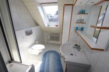 Badezimmer - Obergeschoss + Holzb�ttgen + Einfamilienhaus + Bj. 1955 + ca. 500 m� Grundst�ck + ca. 130 m� Wohnfl�che + Garage +