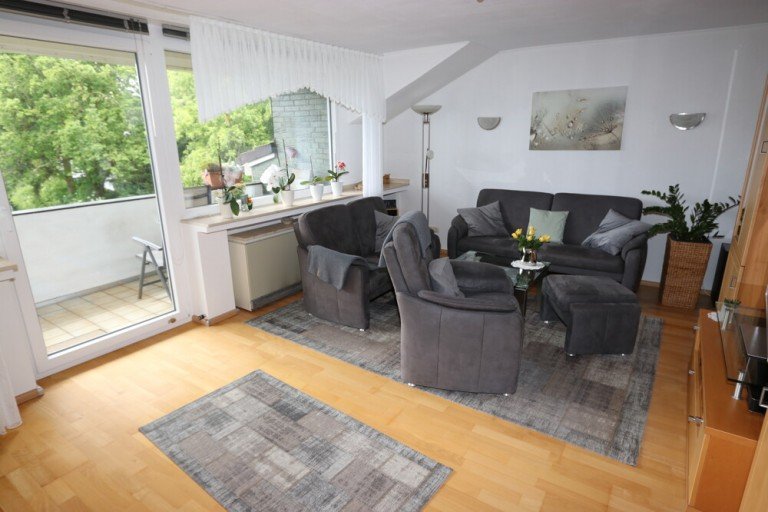 Wohnzimmer Kaarst Etagenwohnung + Kaarst + 4-Zimmer-Wohnung + Dachgeschoss + ca. 89 m� Wohnfl�che + 2 Schlafzimmer + Balkon +